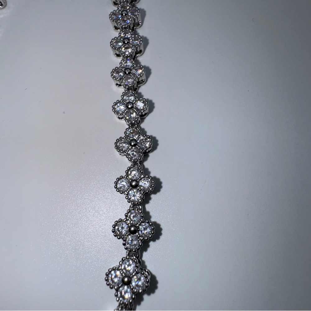 Clover Necklace - Picture 7 of 9